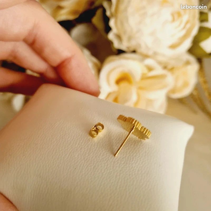Boucles D'oreilles Trèfle Acier Doré Et Nacre - Cadeau Femme - Puces Tige Poussette