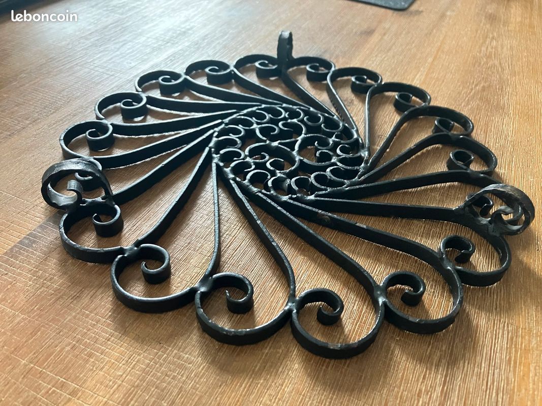 Dessous De Plat Ancien En Fer Forgé – Peinture Dorée, Fabrication 1920-1949