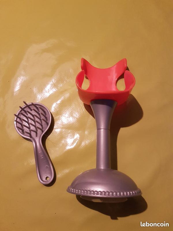 Barbie et son siège (image 1)