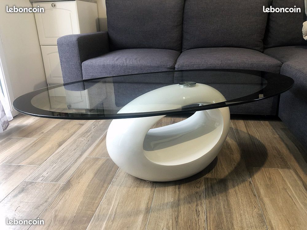 Table basse ovale moderne en blanc, design simple, pieds u, surface