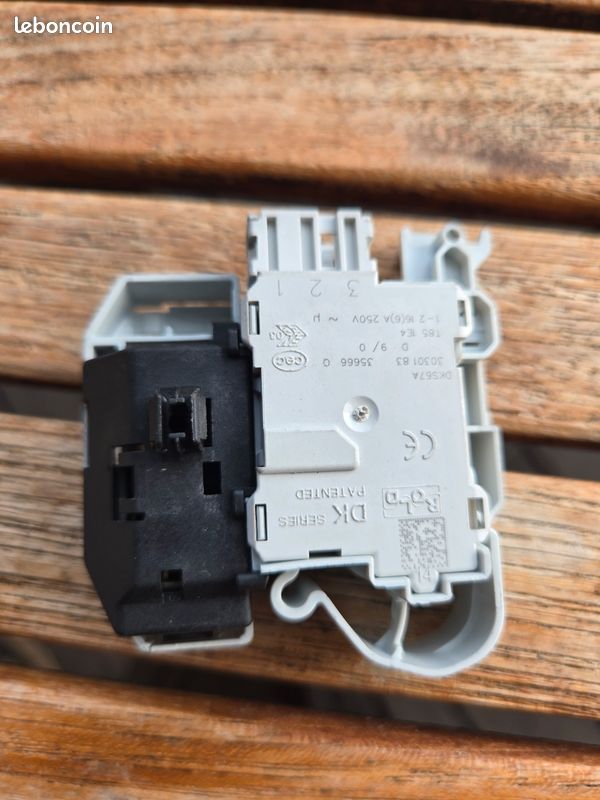 Contacteur De Pression Bosch 9000354828 Pour Lave-linge Bosch, Siemens (WAQ28461GB, WM12Q480FF/01)