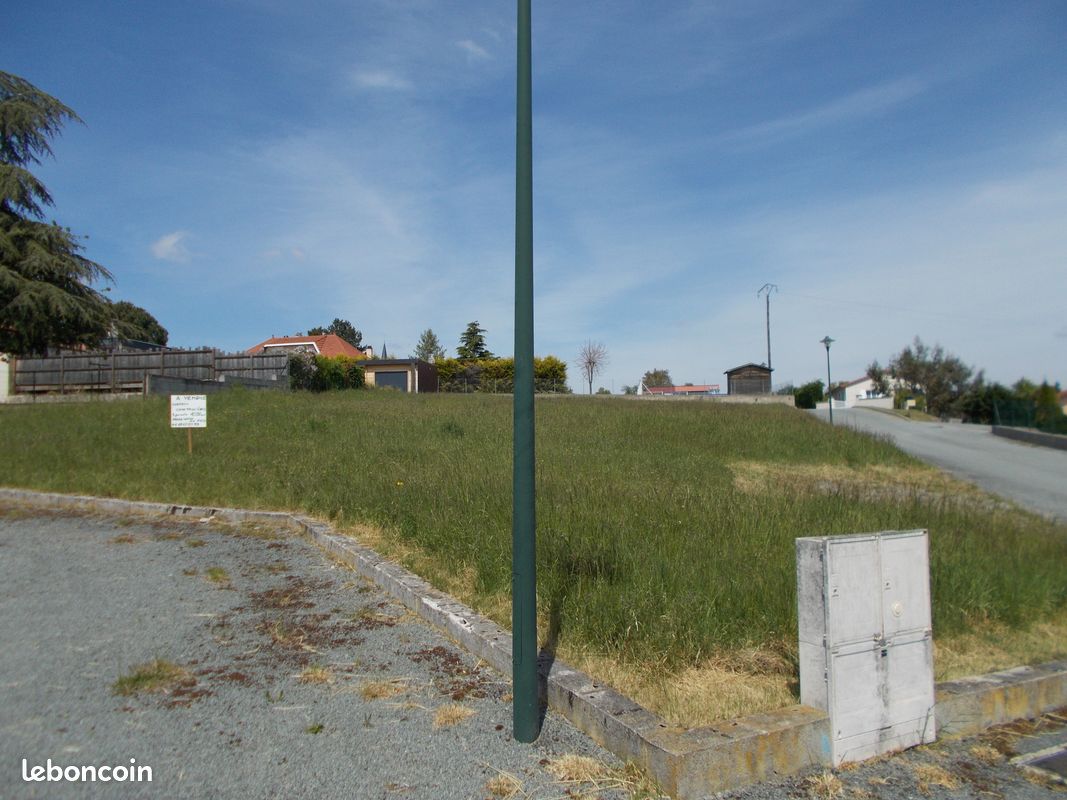 Terrain constructible et viabilisé de 1200 M2 · à Vézelin-sur-Loire · 45 600 €