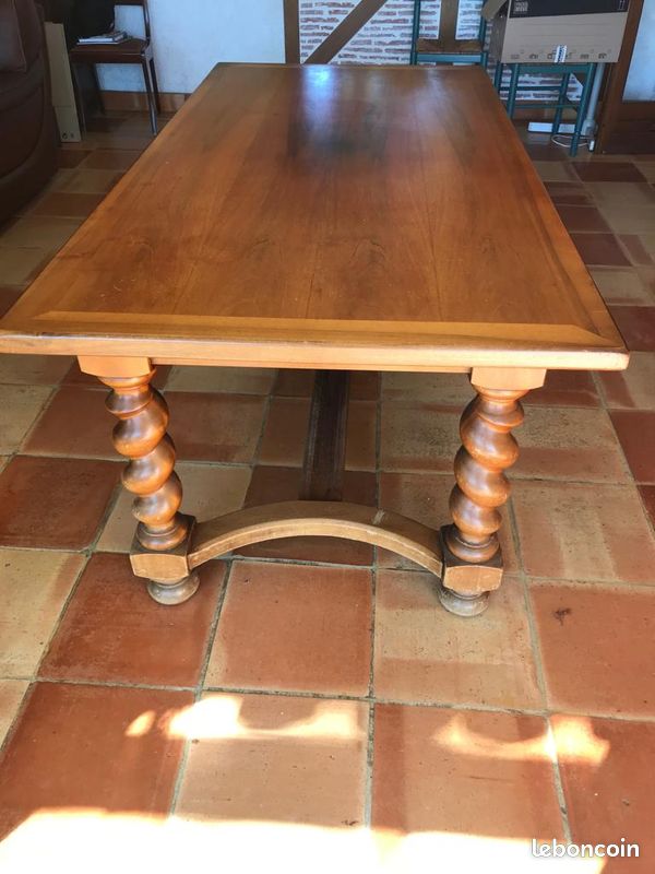 Table salle a manger en noyer massif (image 2)