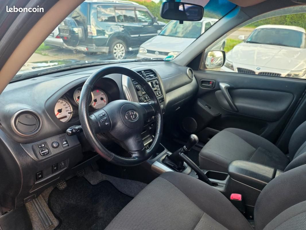 Toyota RAV4 2.0 D-4D 116 ch 4x4 Sol • Clim auto Attelage Radar de recul Barres toit (image 9)