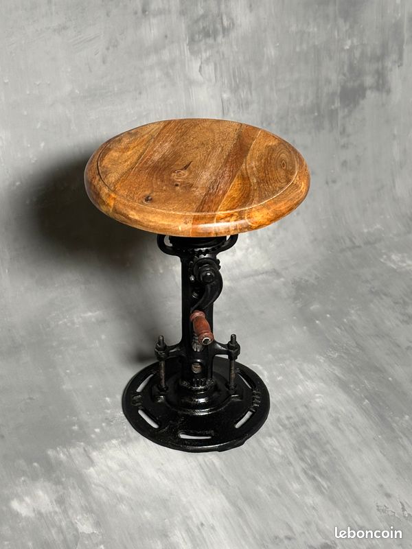 Tabouret industriel Reston à manivelle – réglable 47–66 cm – bois massif & fonte – excellent état (image 1)