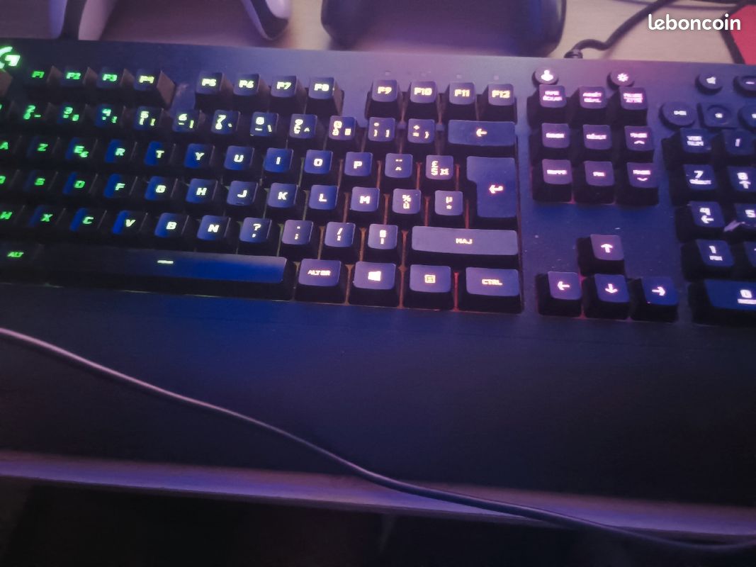 Vend PS5 + clavier souris + tapis de souris + beloader + xim apex + casque+ écran + 2 manettes (image 6)