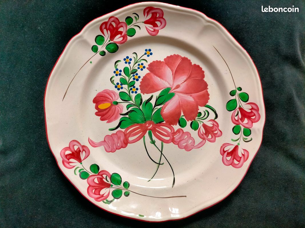 Plat en faïence à décor polychrome de la MANUFACTURE DES ISLETTES (image 1)