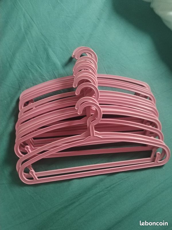 16 cintres plastiques (image 1)