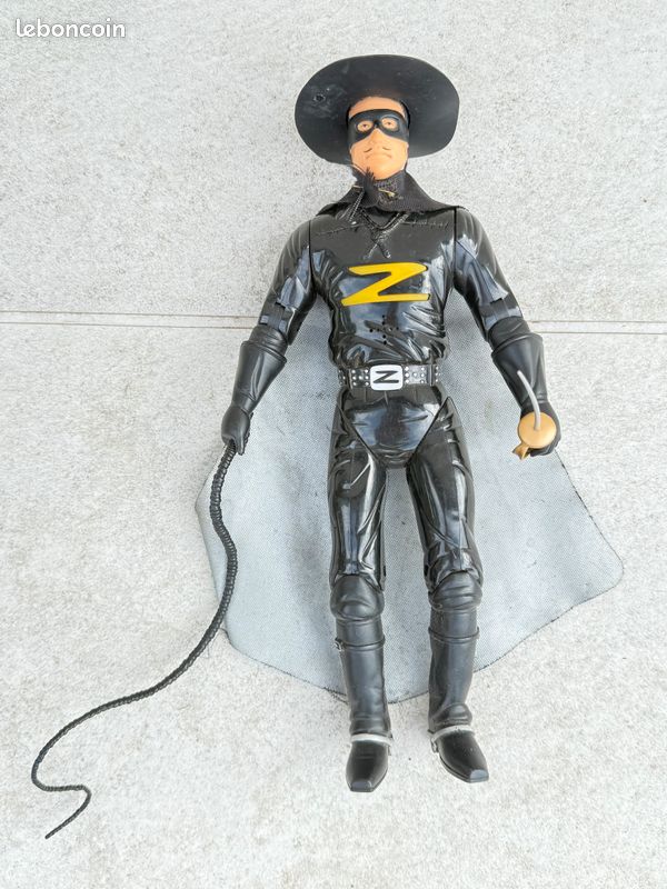 Grande figurine de Zorro avec chapeau, cape, épée et fouet (image 3)