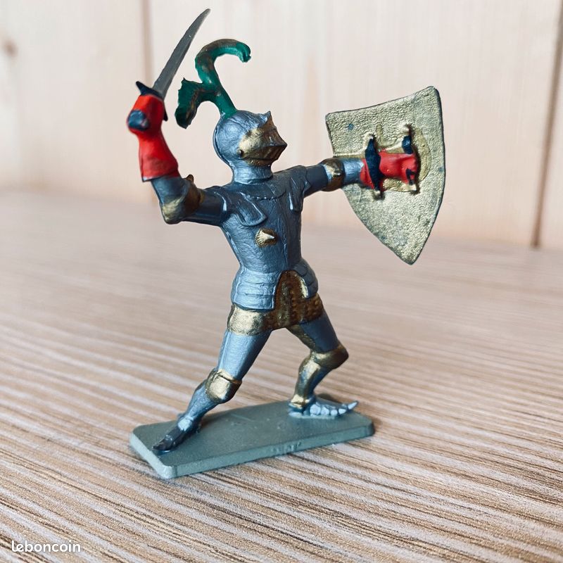 STARLUX MOYEN AGE 6012 CHEVALIER EN ARMURE AVEC EPEE EN BOITE D