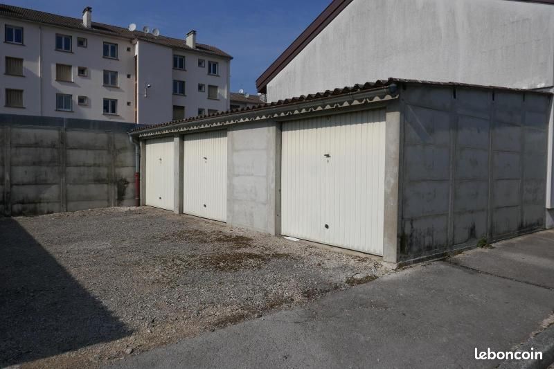 Parking 13 m² · à Oyonnax · 13 m² · 61 €/mois