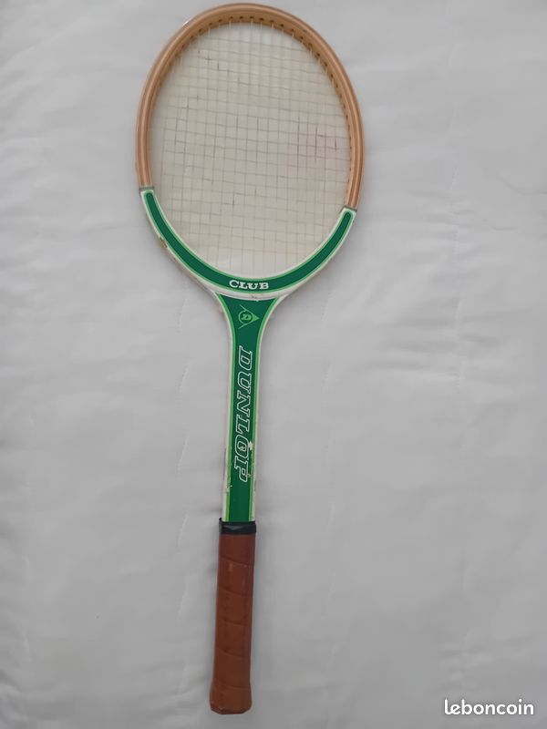 Raquette de Tennis - Modèle ,, DUNLOP CLUB " - Modèle mythique ( 1970 - 1980) - Cordage et Grip d'origine - Très bon état / Design distinctif : blanc et vert / Dimensions : 69 x 23 cm (image 1)