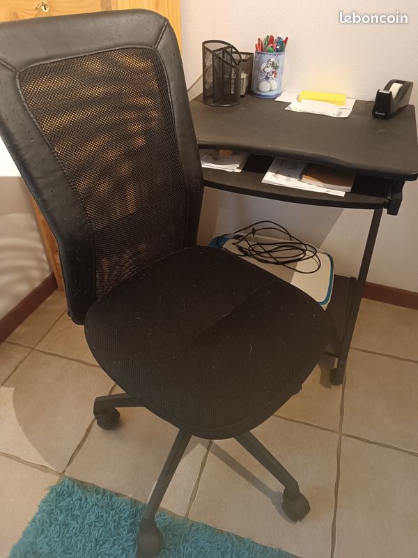 Bureau et chaise (image 1)