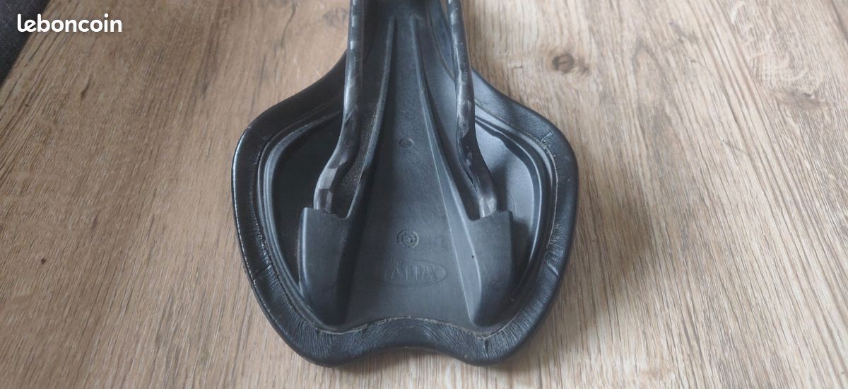 Selle de vélo en fibre de carbone VGEBY - modèle creux 3K - blanc
