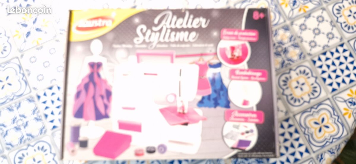 Atelier stylisme , machine à coudre (image 1)