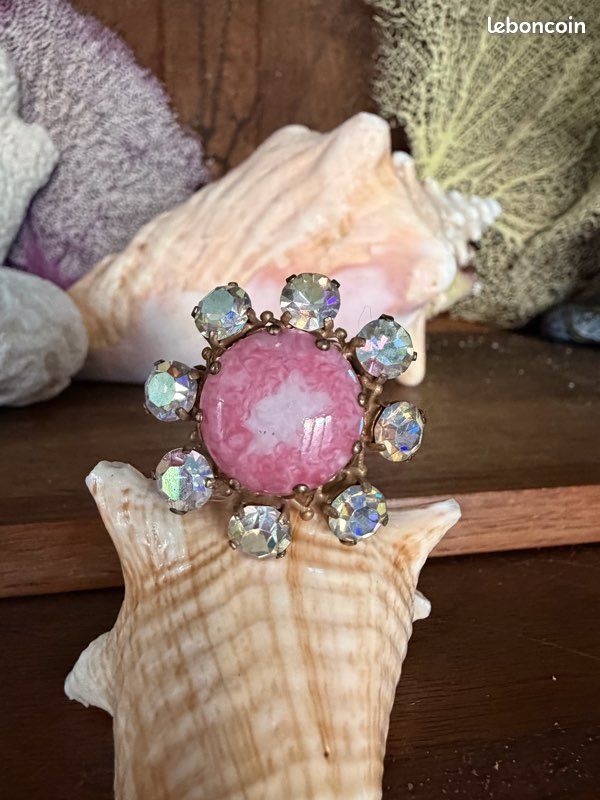 Broche Vintage Tank Années 50 - Métal Doré Et Strass - Occasion En Très Bon état (fermoir Sans Tirette)