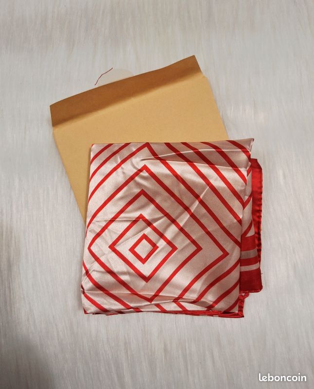 Foulard satin chic graphique rouge neuf avec pochette (image 3)