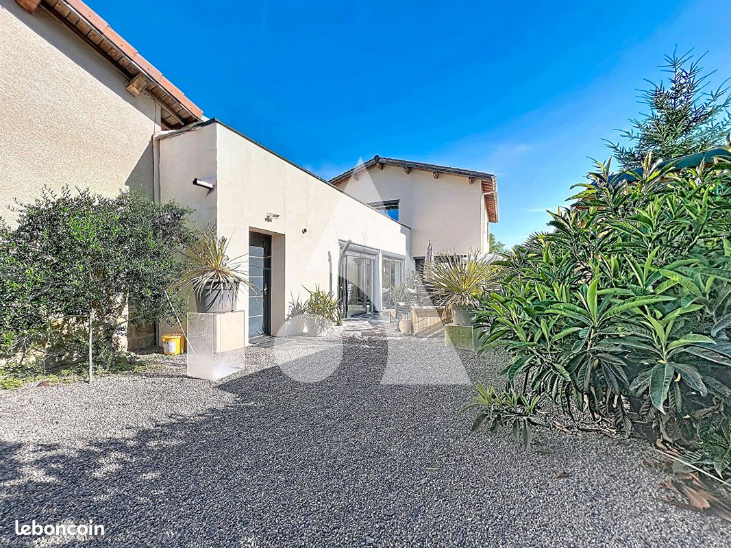 Maison 6 pièces 220 m² · à Virigneux · 220 m² · 399 000 €