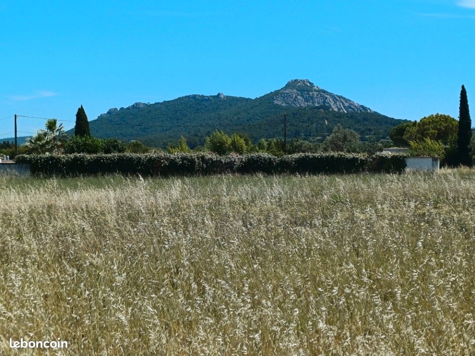 Terrain 700 m² La Crau · 320 000 €