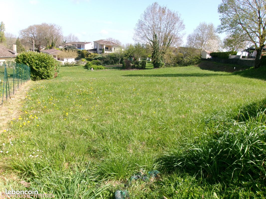 Terrain 1687 m² · à Duras · 1 687 m² · 31 000 €