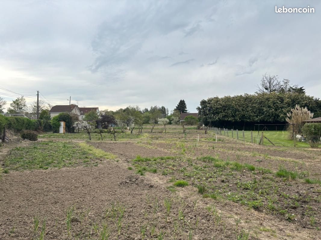 Terrain 1 818 m² Vierzon · 23 000 €