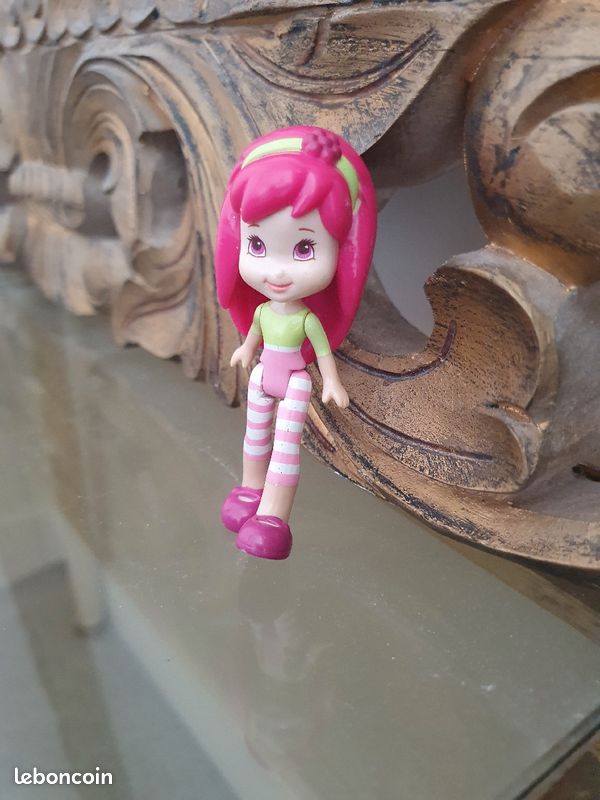 Figurine Charlotte aux fraise articulée (image 1)