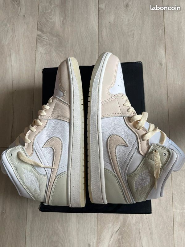 Nike Air Jordan 1 (image 2)