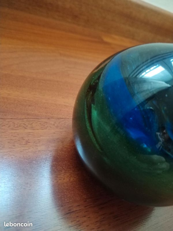 Grand sulfure / presse-papier boule en verre vintage, beaux tons verts, bleu et noir. Très bon état général, petite rayure quasi invisible. Dimensions env. Ø11 x H9 cm. Bel objet décoratif ou de colle (image 3)