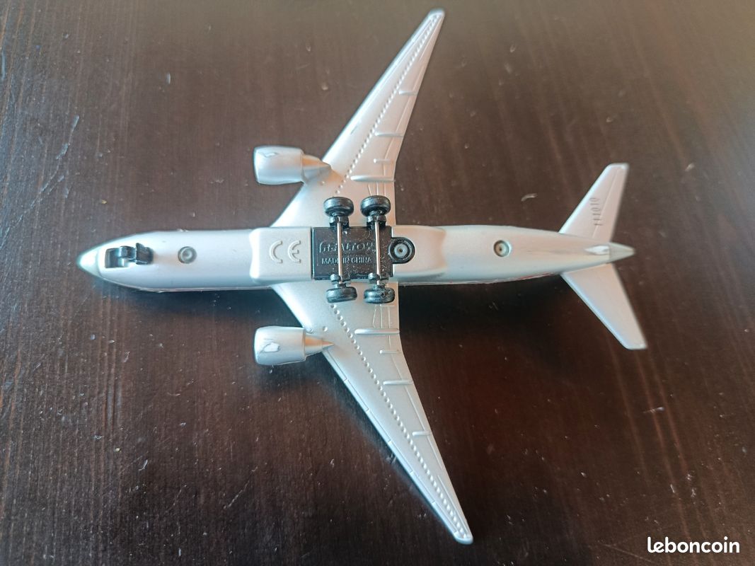 Realtoy - Boeing 777 American Airlines (image 3)