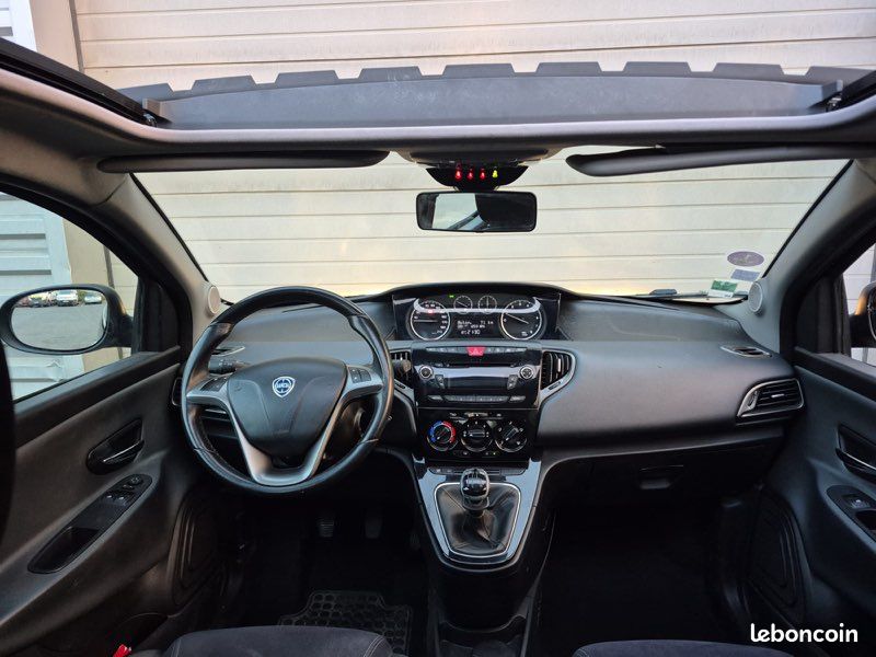 Lancia Ypsilon - 0.9 TwinAir 85 CH - Black&Red (image 5)
