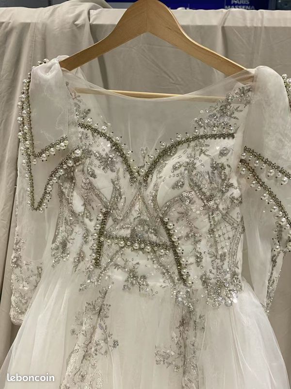 Une robe de mariée avec manches longues (image 2)