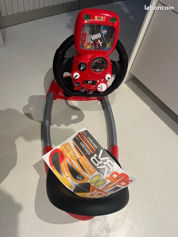 Avec le Simulateur de Conduite V8 Driver CARS XRS, votre enfant joue au conducteur tout en découvrant les différents sons et les composantes d'une voiture. , A partir de 3 ans., Jouet disponible en ce