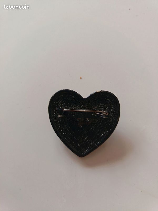Broche Fantaisie En Forme De Coeur - Métal Doré Avec Strass - Occasion - Marque Générique