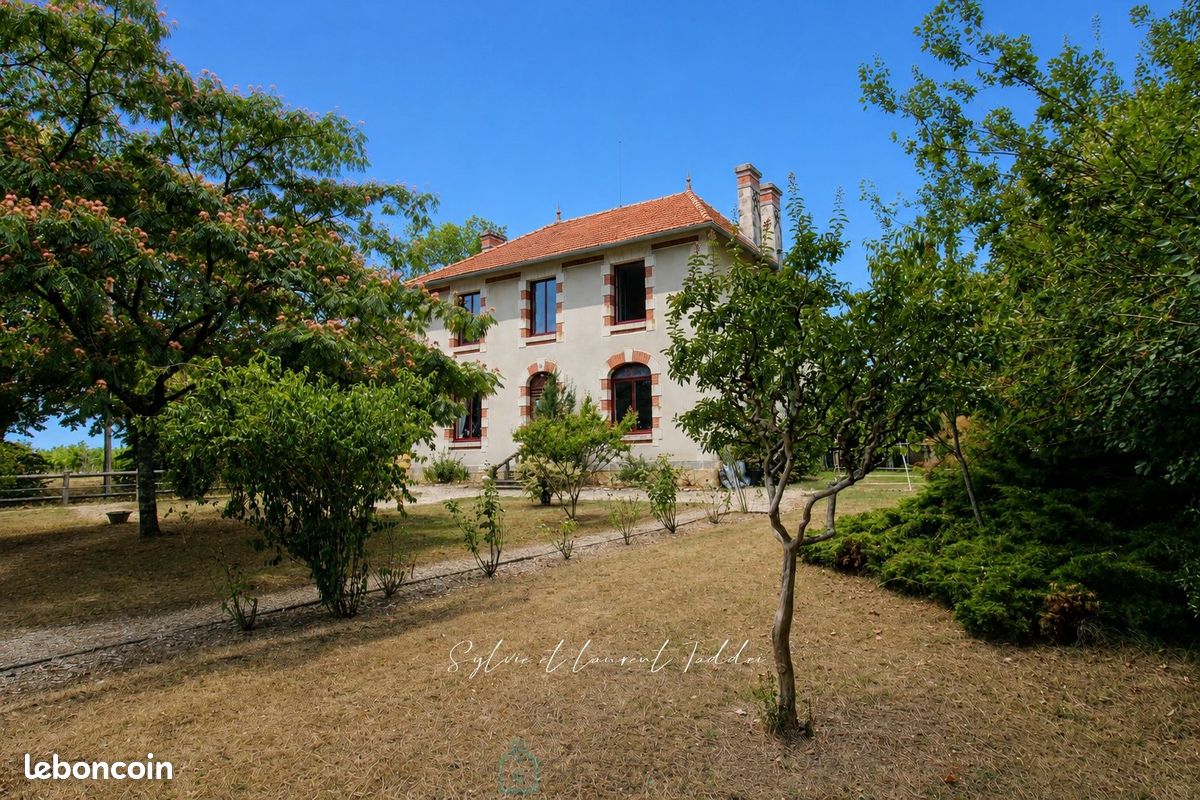 Maison 8 pièces 203 m² · à Montguyon · 203 m² · 393 000 €
