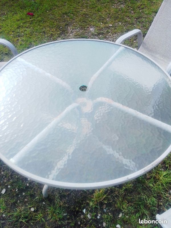 Salon de jardin avec 4 chaises tables rondes avec plateau en verre (image 1)