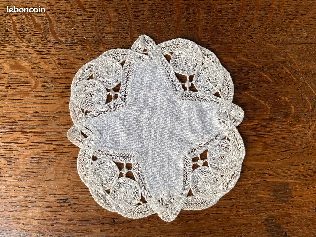 Lot 8 napperons anciens (image 5)