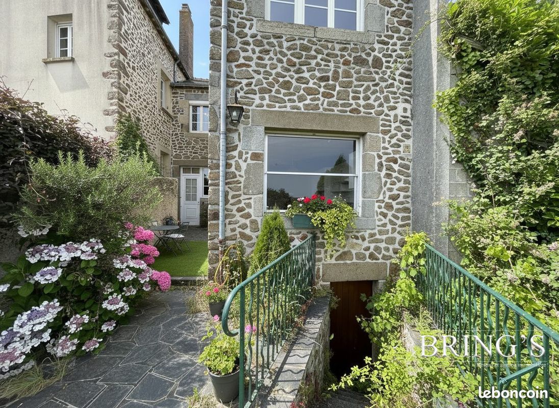 Maison 9 pièces 208 m² · à Saint-Thomas-de-Courceriers · 208 m² · 167 000 €
