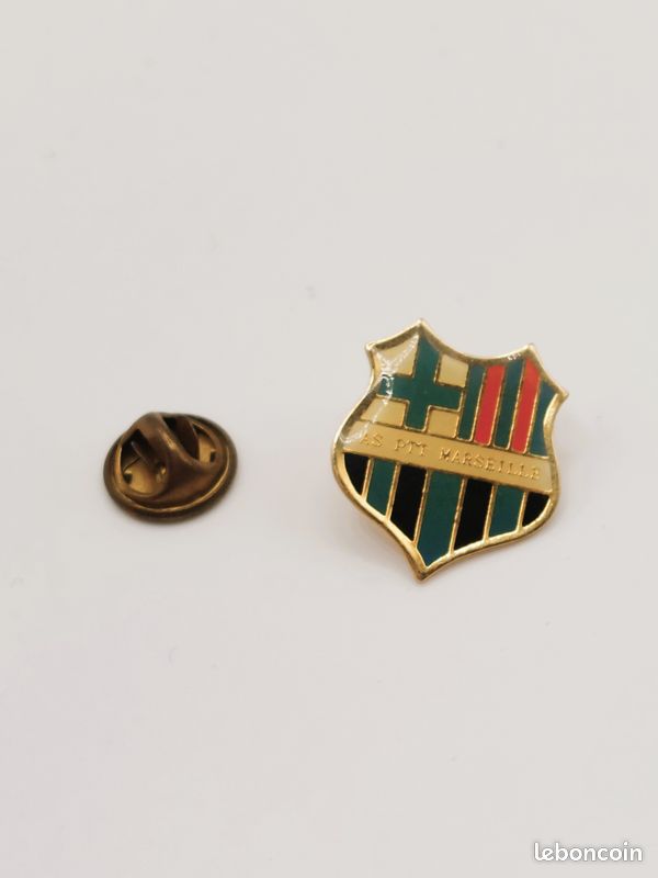 Pin's émaillé Vintage Vasas Budapest - Club De Foot Hongrois, Collection