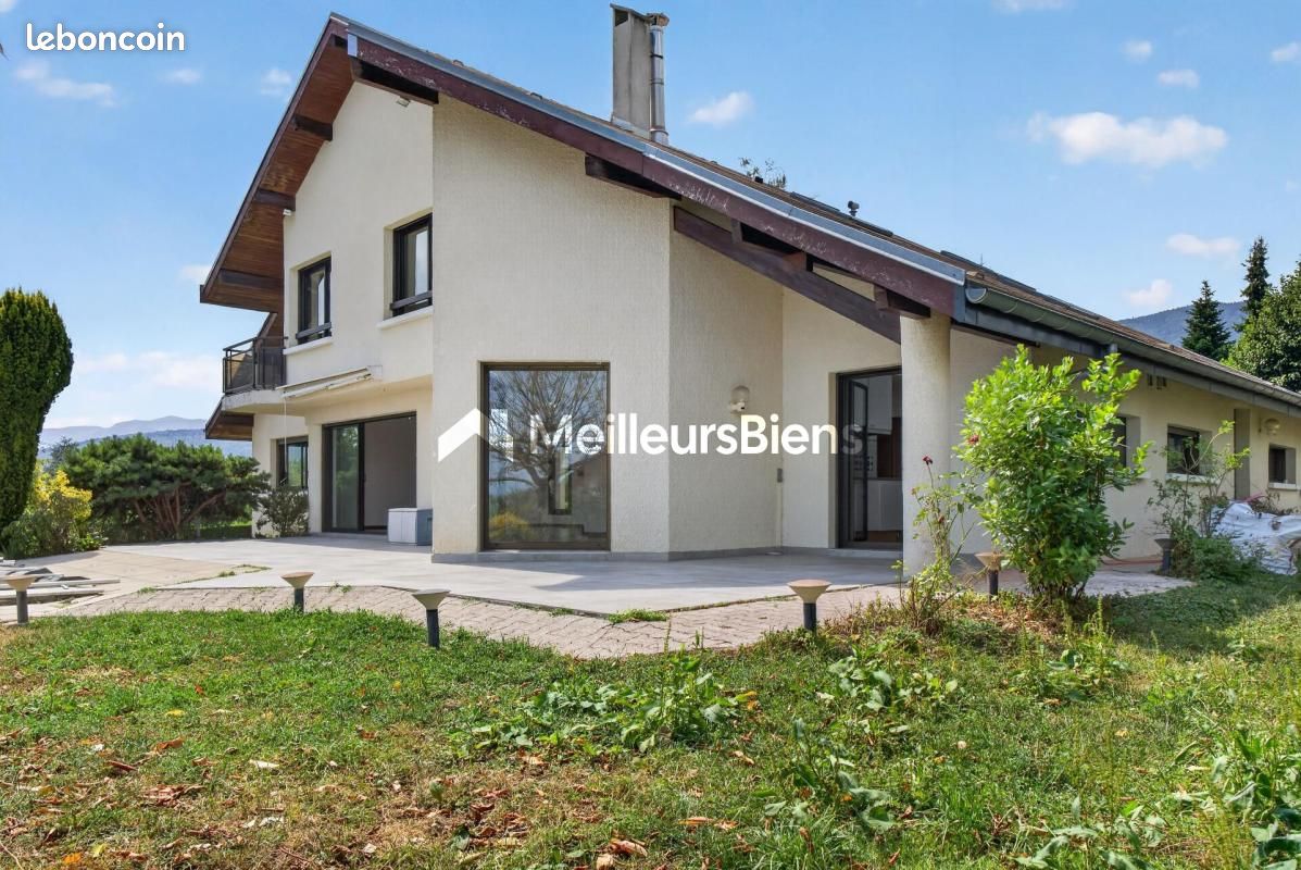 Maison 10 pièces 300 m² · à Divonne-les-Bains · 300 m² · 4 200 €/mois
