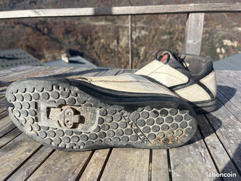 Chaussures VTT Five Ten Stealth taille 44 Équipements vélos