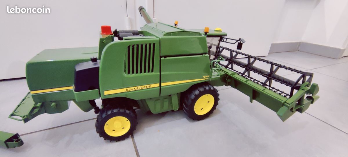 Bruder 02132 Moissonneuse-batteuse John Deere T670i avec grains Bruder 02132 Moissonneuse-batteuse John Deere T670i avec grains