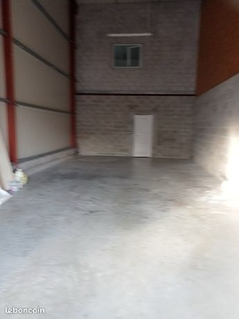 Dépôt 130 mètre carré