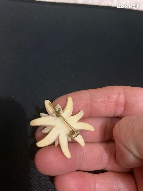 Broche Ancienne En Bakélite Motif Edelweiss Porte-bonheur - Longévité, 3.5 Cm, Occasion