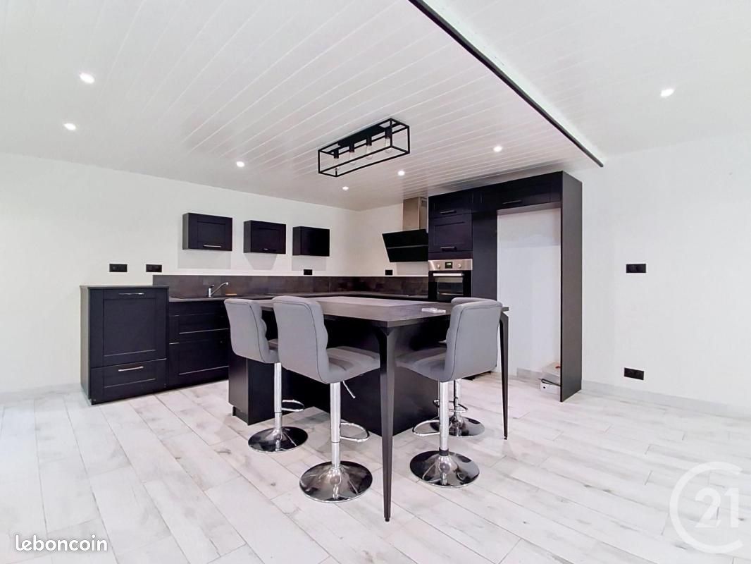 Maison 6 pièces 173 m² · à Traves · 173 m² · 850 €/mois