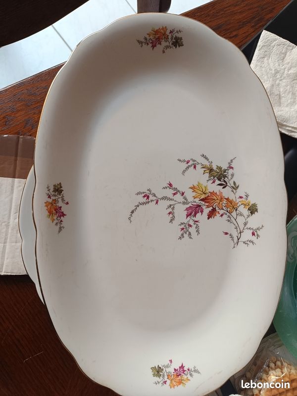 Grand plat de service ovale vintage en porcelaine – Décor automnal & Liseré doré (image 1)