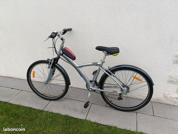 Vélo VTC Decathlon B'Twin 5 - 21 Vitesses, Cadre Rouge Aluminium, Taille Roue 26.5" - Très Bon état
