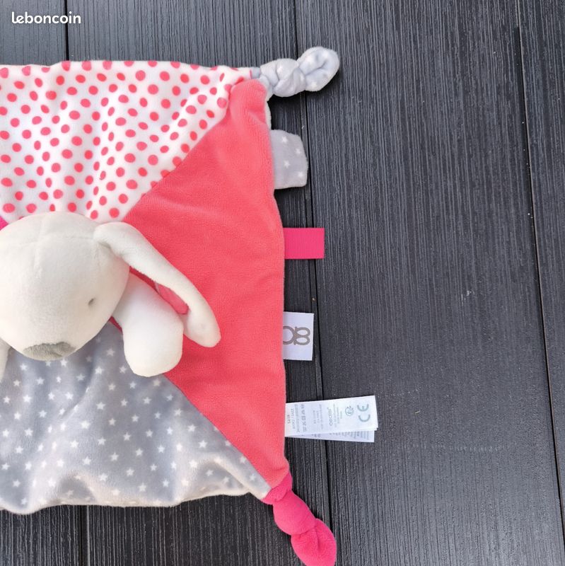 Doudou Plat lapin Chein Blanc Carré Rose Pois Gris Étoiles.
Okaïdi
Obaibi (image 4)