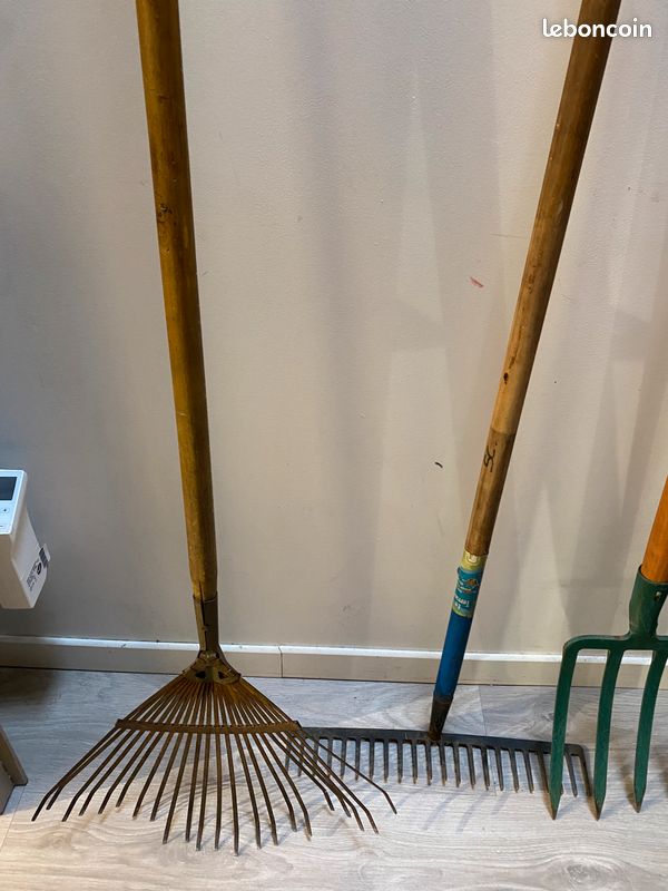 Lot outils de jardin: pelle, bèche, fourche, râteau et balai à feuilles (image 7)