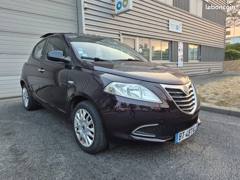 Lancia Ypsilon - 0.9 TwinAir 85 CH - Black&Red (image 1)