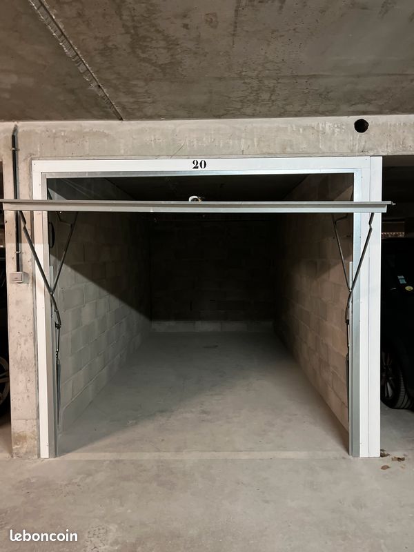 Box · à Achères · 25 000 €